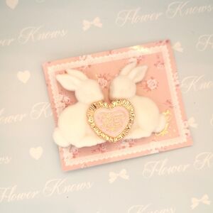 Flower Knows White and Gold Hair Clip